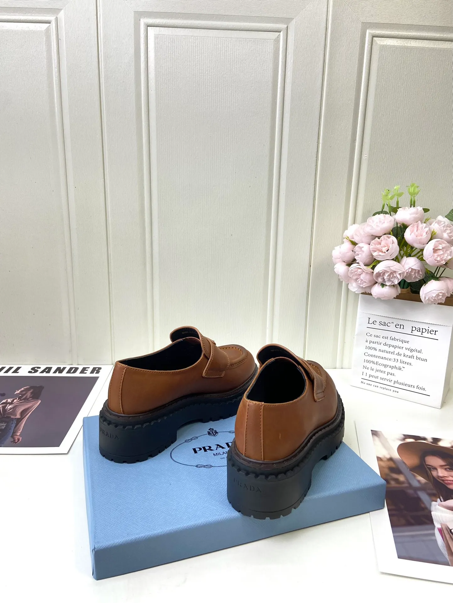 👟👟Ex-factory price 520👟👟 🔥🔥✨Prada* 2024WA new autumn and winter thick-soled loafers👟 These leather loafers use thick soles, craftsmanship details and contemporary elements add vitality, interpreting classics in a new fashion language. Enamel-coated triangular metal logo with a height of 55 mm makes its debut 🌟 Recommended by major bloggers on Xiaohongshu, developed 1-1 to highlight classic charm. Cowhide lining TPU outsole ➕ genuine leather edge bar Code number: 35 to 41 (40-41 customized, non-refundable)